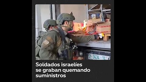 Soldados israelíes prenden fuego a suministros en Shejaiya, al norte de Gaza