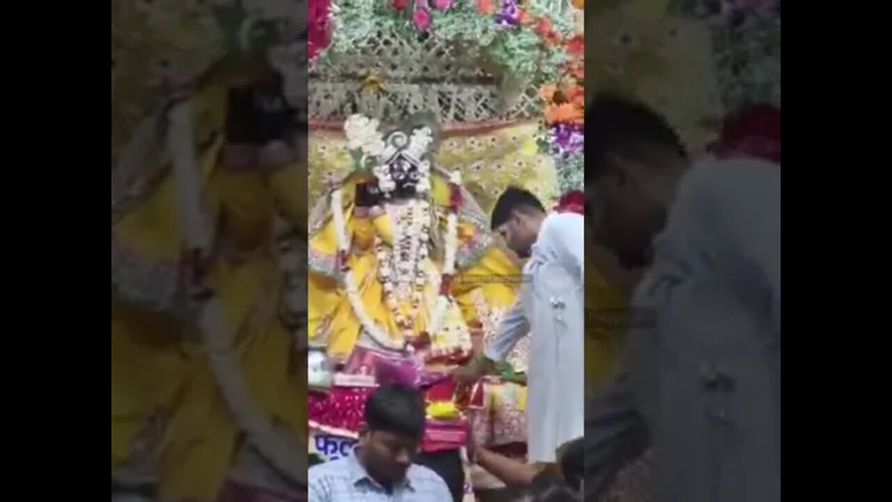 phoolon mein saj rahe Hain Shri Vrindavan Bihari #trending #krishna #shorts