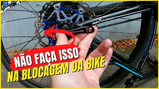 Aperto e posição correta da blocagem da bike