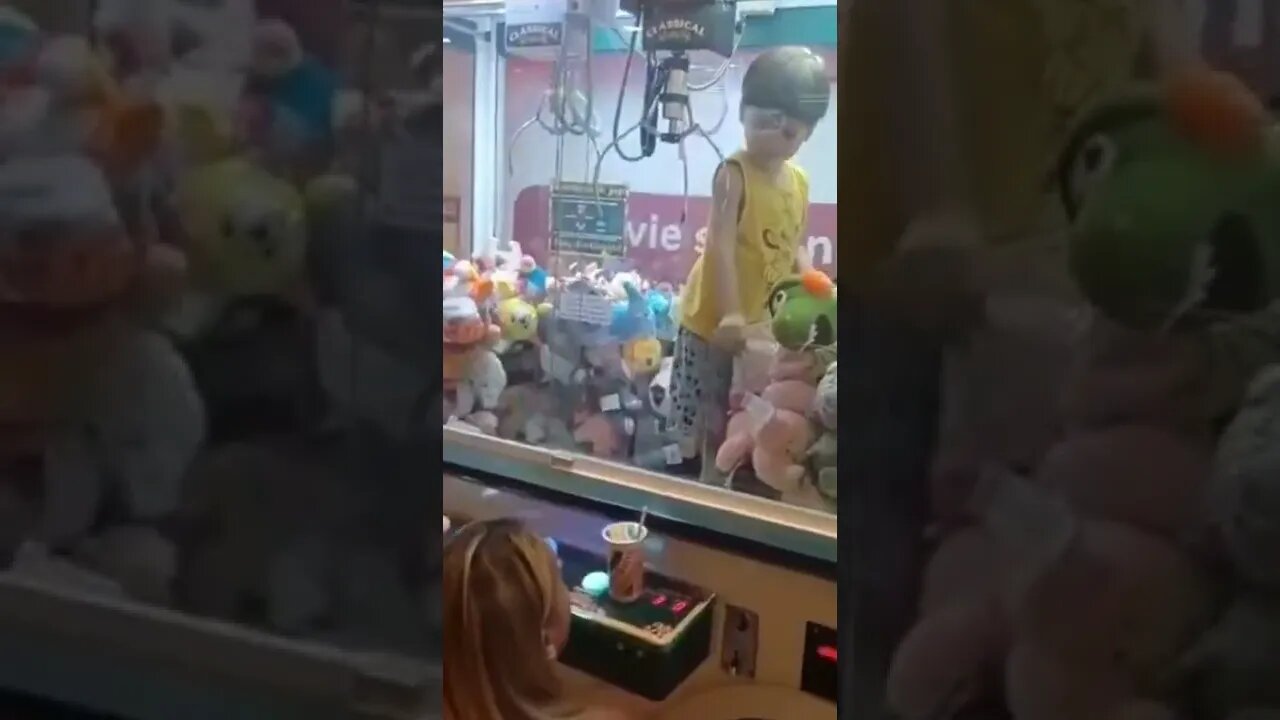 CRIANÇA FICA PRESA DENTRO DE MÁQUINA DE PELÚCIAS EM SHOPPING DO RIO DE JANEIRO 🤣😅😂🤣😱😱