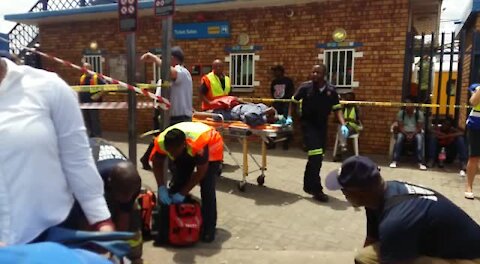 SOUTH AFRICA - Johannesburg - Metrorail train accident (Video) (VhN)