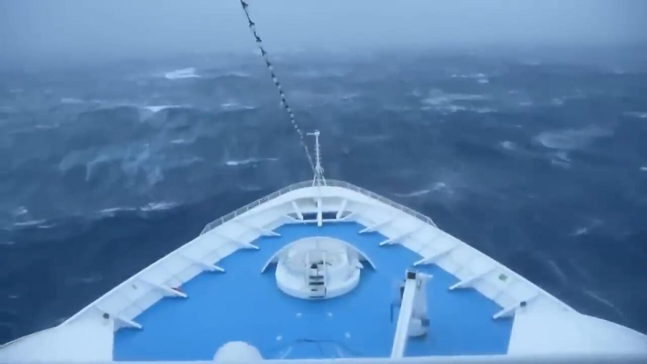 Big Cruise Ships In Huge Storm! Dangerous Waves In Hurricane