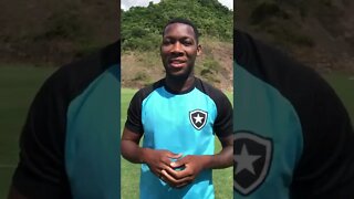 Patrick de Paula convocando a galera pra ir ao jogo Botafogo x Corinthians