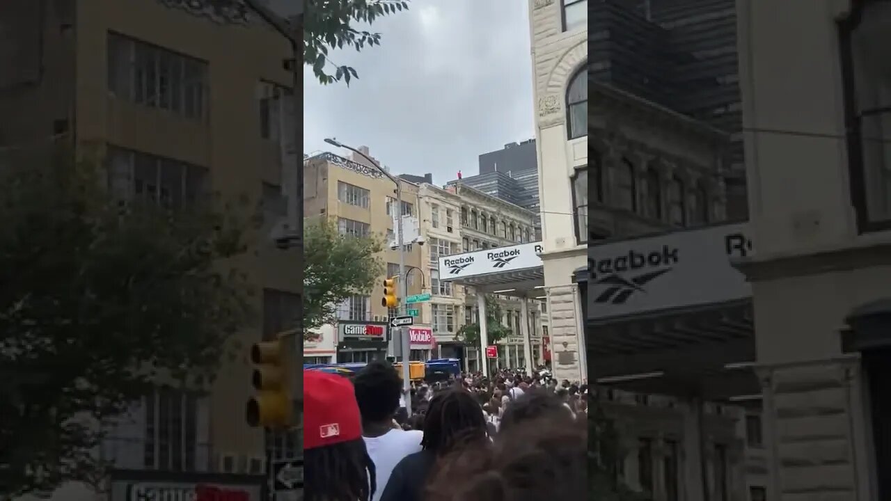 This man is crazy for doing this at #kaicenat event!