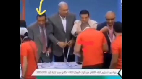 شاهد لحظة رصد مصطفى هدهود يخبئ الميدالية