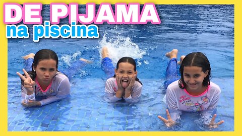 NA PISCINA NO FRIO DE PIJAMA