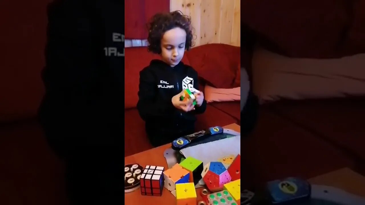 5 year old boy solve 3×3 Rubik's cube in 10 seconds 😱😳😳 #shorts #short #3×3 #cube