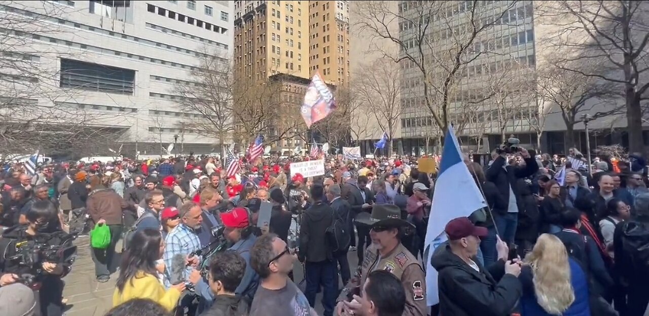 Thousands Of Trump Supporters Show Up Outside NYC Courthouse