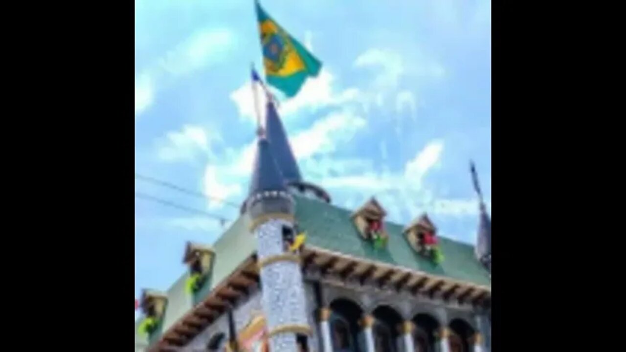 Bandeira do Império Hasteada No Castelo Medieval dos Desbravadores da Igreja Adventista do 7 dia