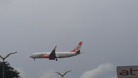 Boeing 737-800 na final antes de pousar em Manaus vindo de Fortaleza