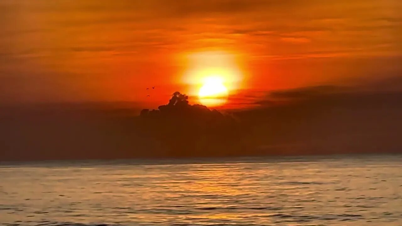 Enjoy 5 minutes of sunrise over the Atlantic !