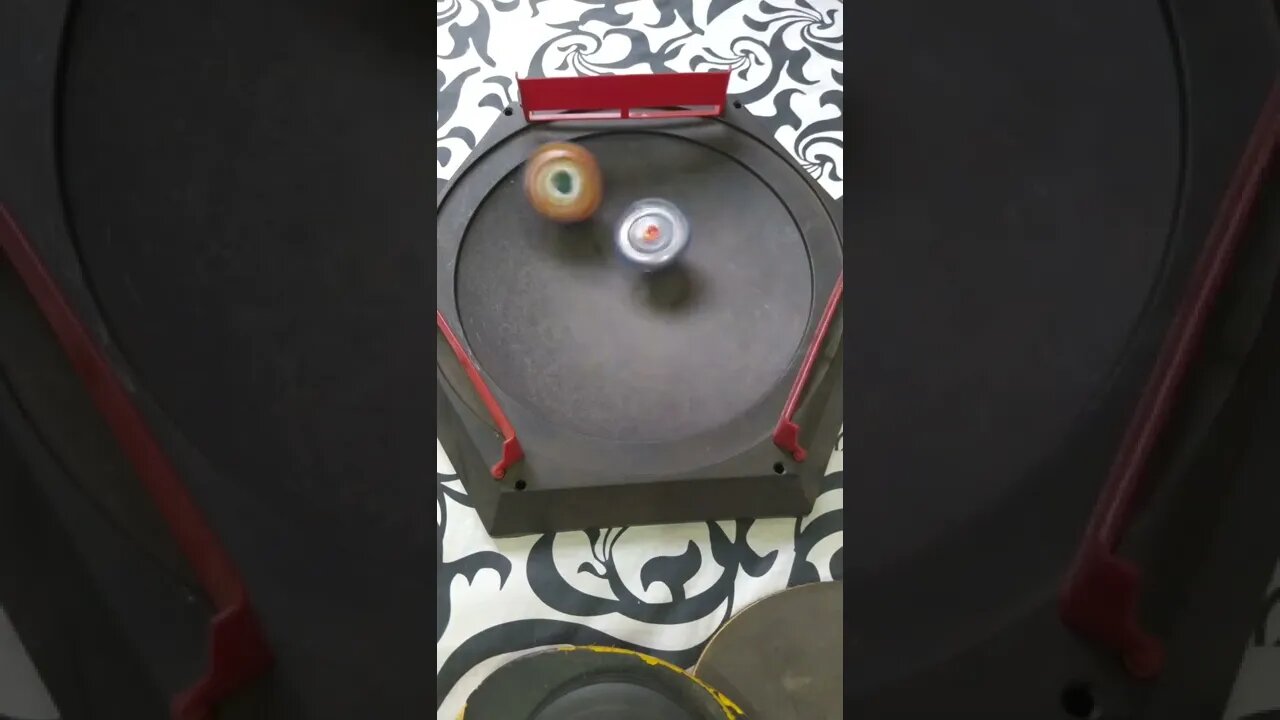 batalha de beyblade fafnir vs valtryek (esse bey venceu mais uma 😎🔥)