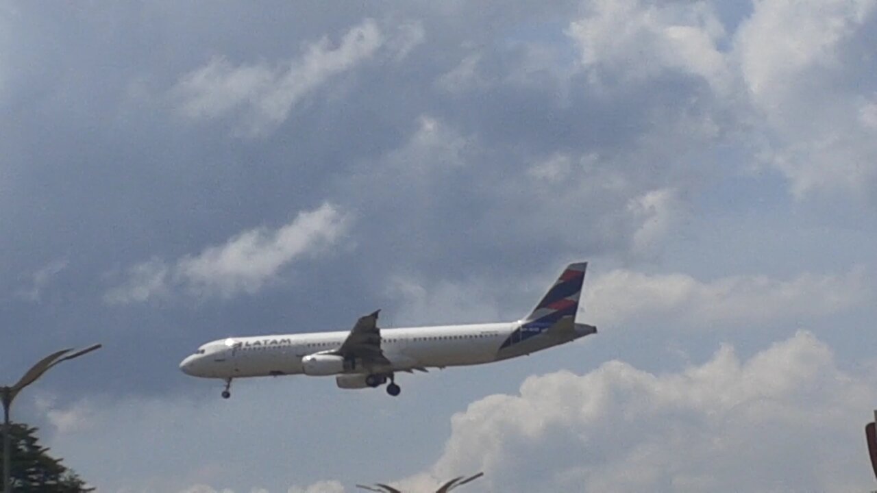Airbus A320 PT-MYJ vindo de Fortaleza/Airbus A321 PT-MXB vindo de Brasília