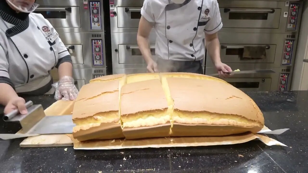 Original Jiggly Cake Cutting