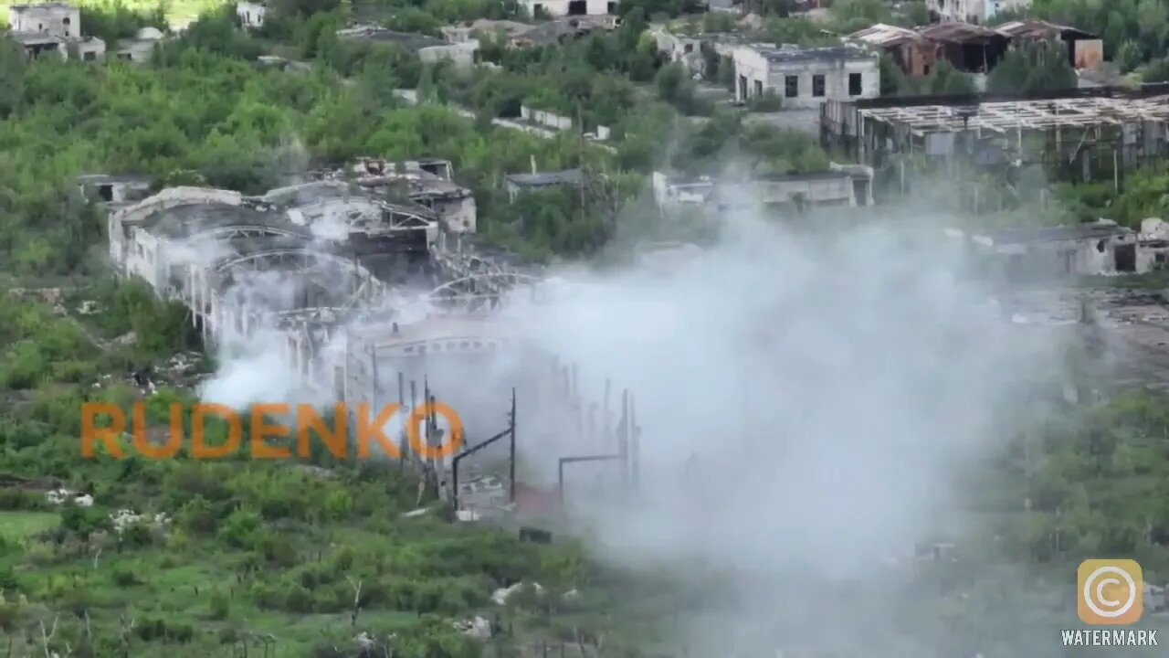 DPR troops in Avdeekovsky industrial zone,