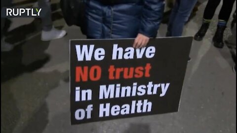 Anti-vax mandate protesters rally outside Israeli PM’s house