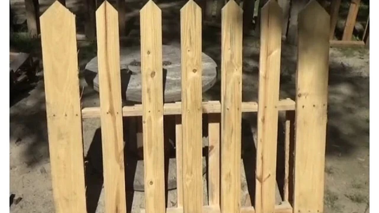 How To Make A Simple Pallet Wood Picket Fence