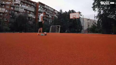 Cet homme marque un incroyable panier avec ses pieds