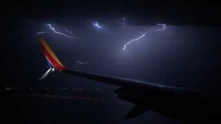 Assustador! Tempestade de relâmpagos impede pouso de avião