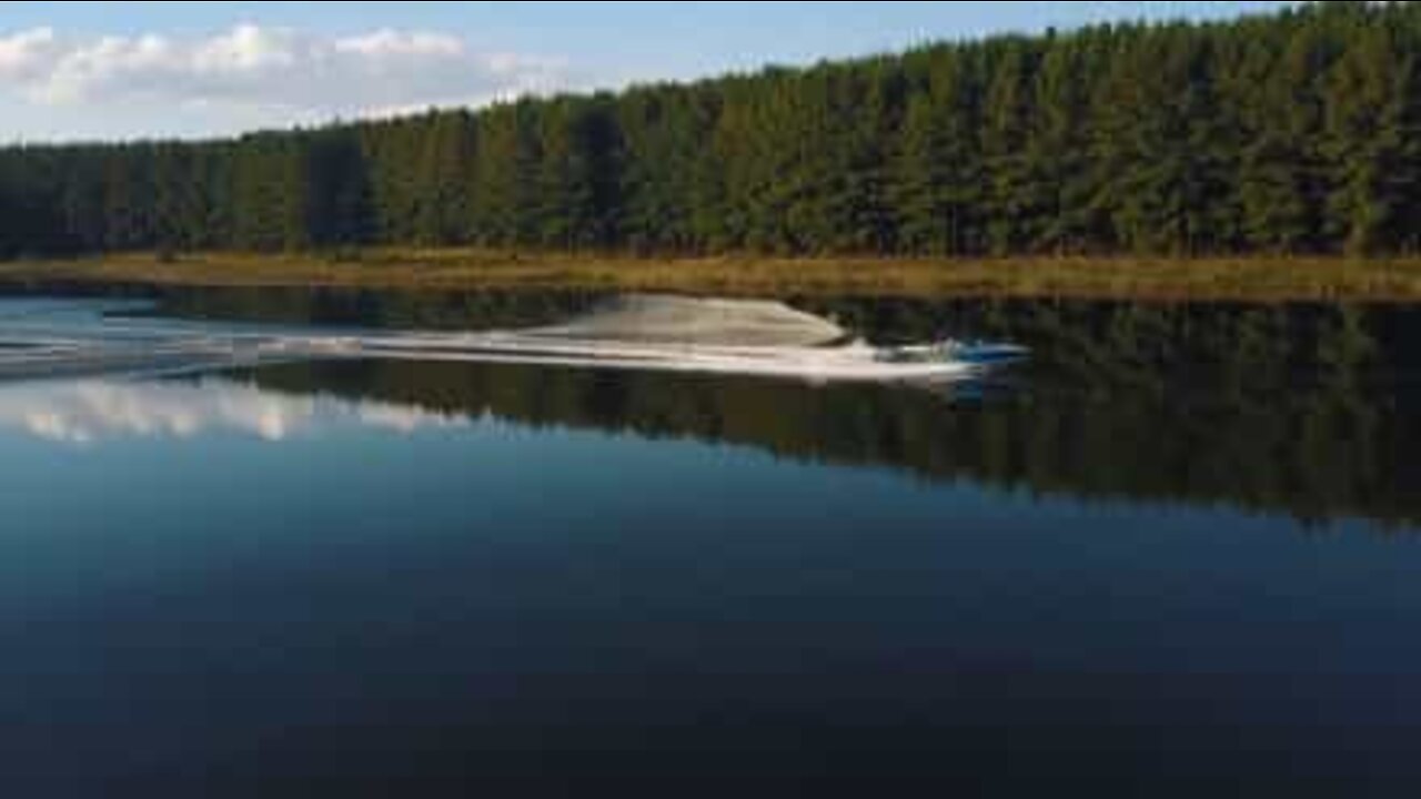 A magia de esquiar num lago espelhado na África do Sul