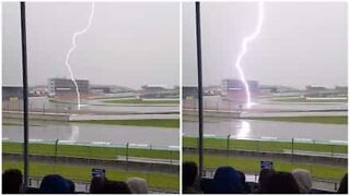 Impressionante momento de queda de raio em pista de corrida