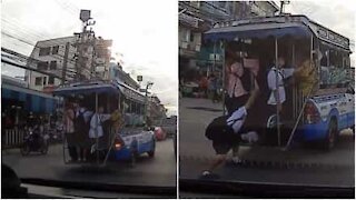 Studente cade dall'autobus in corsa!