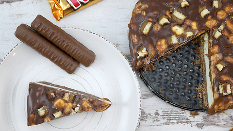 Mouthwatering Twix cheesecake recipe