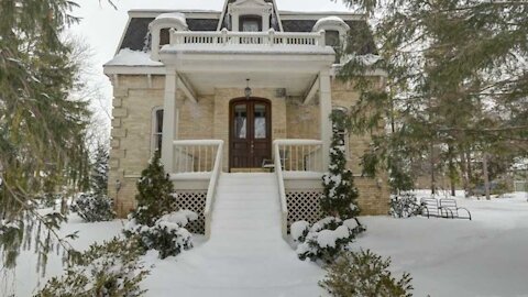 This Massive Ontario Home For Sale Is Under $450K & Is Fit For The Queen (PHOTOS)