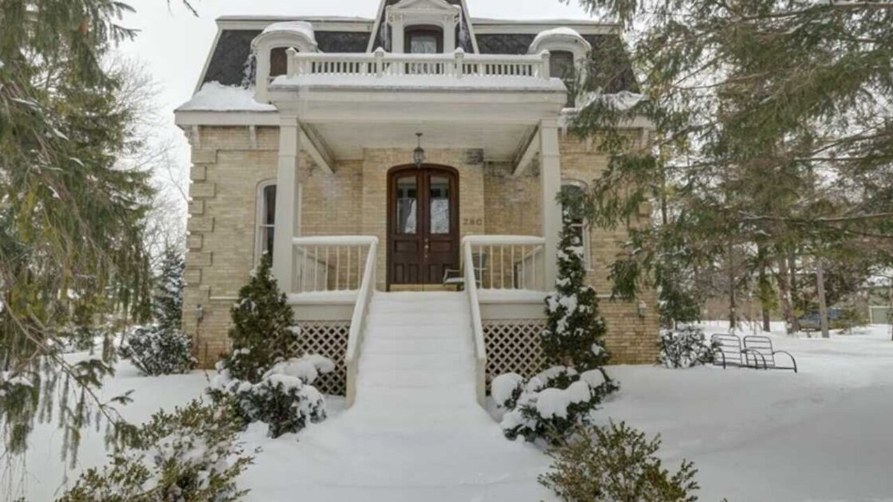 This Massive Ontario Home For Sale Is Under $450K & Is Fit For The Queen (PHOTOS)