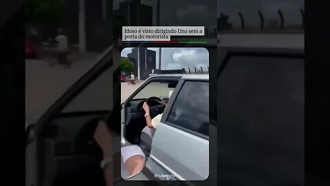 Idoso é visto dirigindo Uno sem a porta do motorista