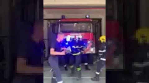 ХИТ В МРЕЖАТА Танцът на най бързите пожарникари в България