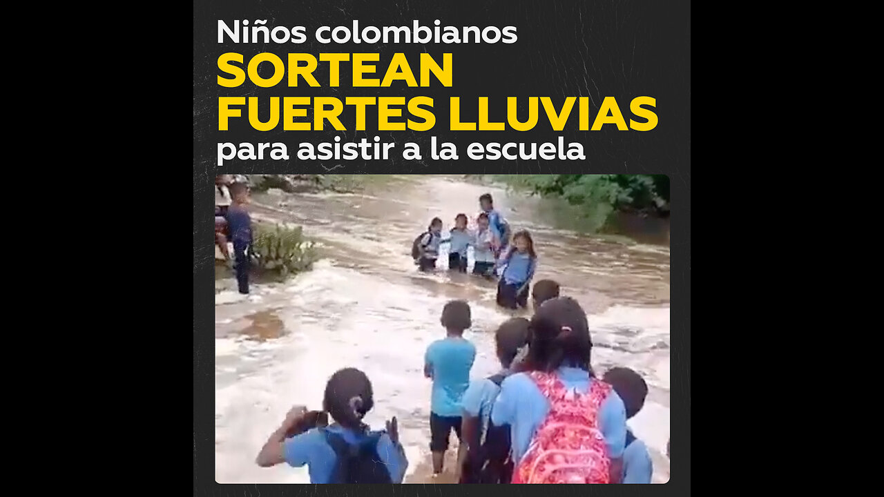 Niños colombianos de La Guajira sortean fuertes lluvias para asistir a la escuela