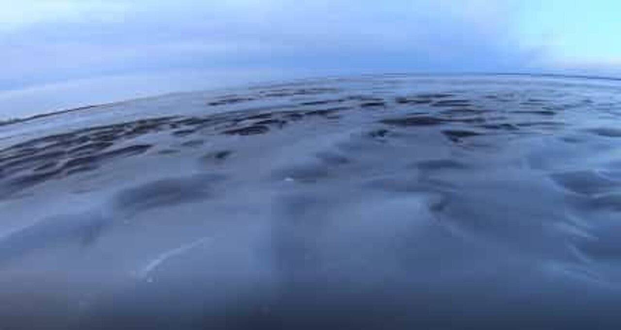 寒さで波が凍ったカナダの湖