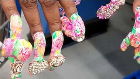 Senhora mostra unhas absolutamente surpreendentes