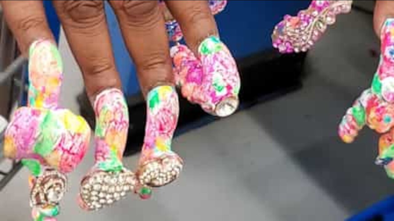 Senhora mostra unhas absolutamente surpreendentes