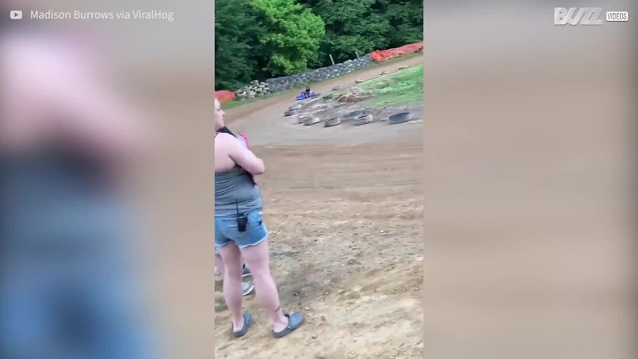 Menina se dá mal na sua primeira corrida de karts