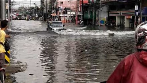 Rua inundada não é problema para este jipe