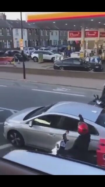 Filas enormes em Londres para abastecer os carros