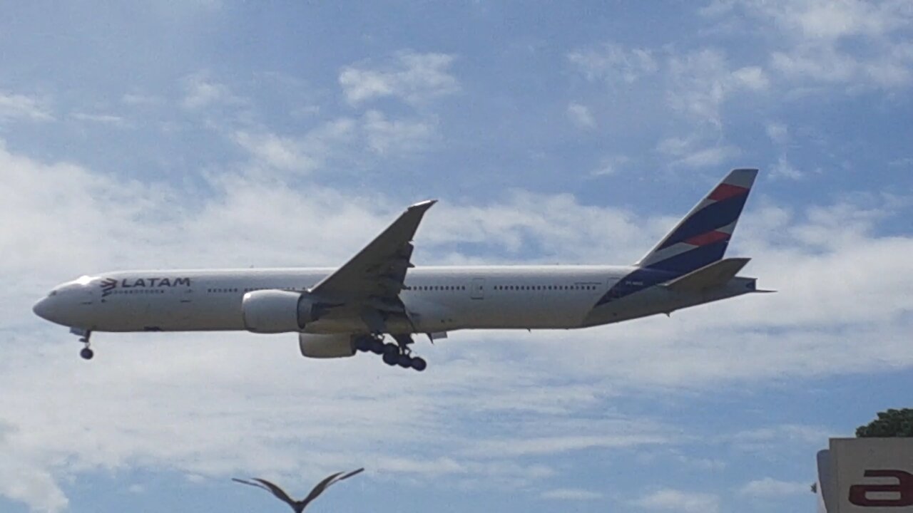 Boeing 777-300ER PT-MUG on final approach before landing in Manaus from Guarulhos