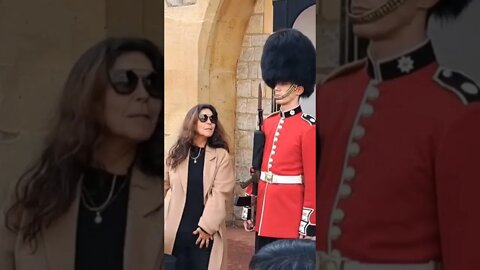 Tourist jumps when she sees the kings Guards gun #windsorcastle