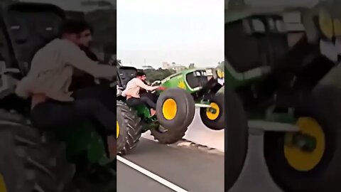 so funny🤣🤣 #sidhumoosewala #nishudeswal #tractor #viral #stunt #vedio