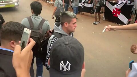 Gabriel Pec falando com torcedores em Brasília - Trem x Vasco