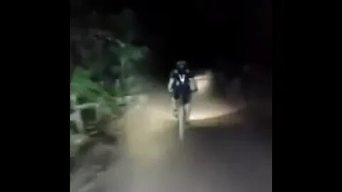 PEDAL NOTURNO TRILHA MTB RAIZ, GALERA TOP E COMEDIA DEMAIS #mtb #pedal #mountainbike #meme #shorts