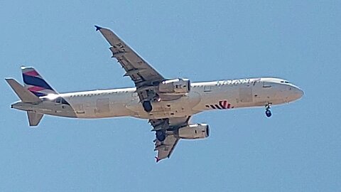 Airbus A319 PR-MBV coming from Teresina and Airbus A321 PT-MXD from São Luís to Fortaleza