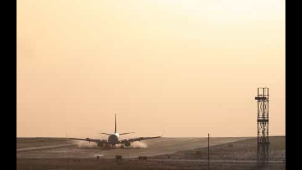 Avião faz aterrissagem dramática na lama no aeroporto de Leeds