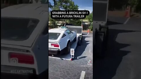 Grabbing a Bricklin SV-1 with a Futura Trailer
