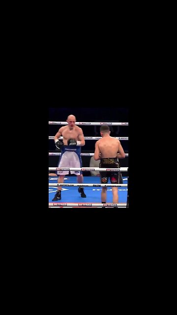 Back to back stoppages for @georgeliddard He takes Przewieslik out in round 3!