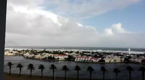 UPDATE 1: Storm lashes Cape Town, damaging houses (2cW)