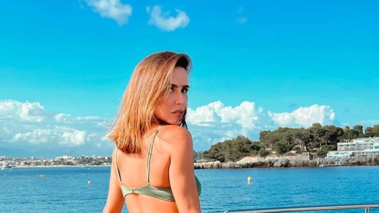 DEBORAH SECCO POSA DE BIQUÍNI E FÃS VÃO AO DELÍRIO, SEREIA, CANNES