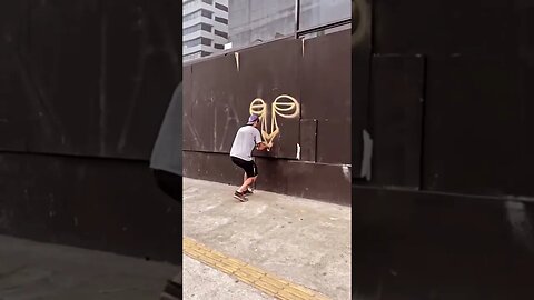 INSANE GRAFFITI WITH 2 HANDS AT THE SAME TIME 😱 #graffiti #graffitiart #shorts